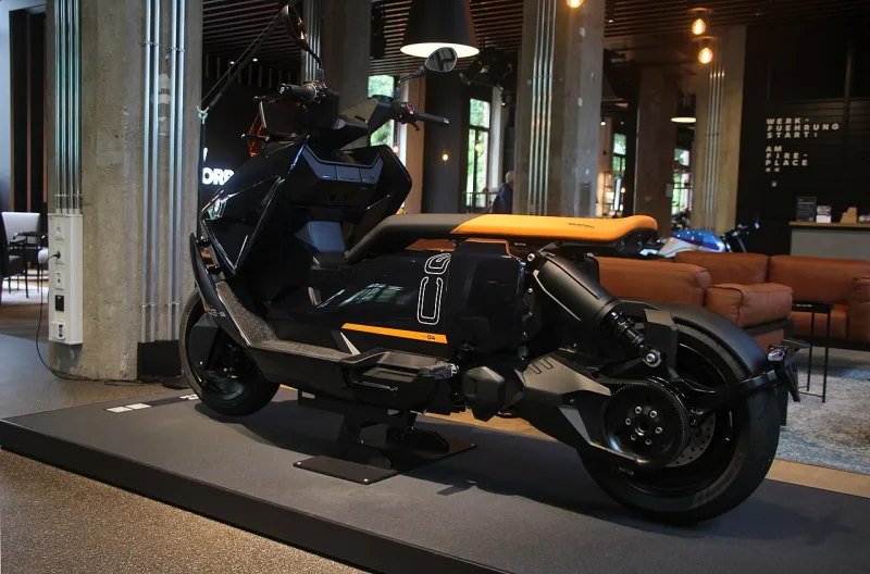 2025 BMW CE 04