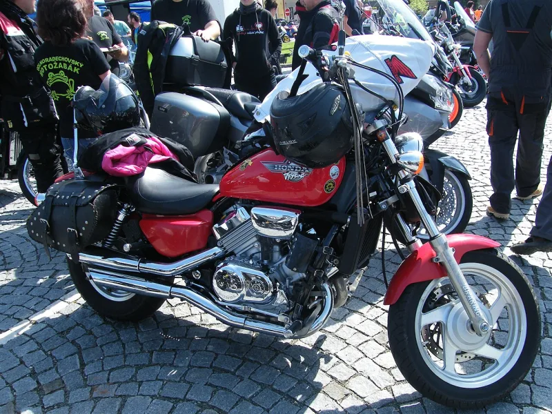 2000 Honda VF 750 C Motosiklet