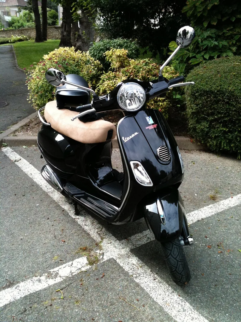 2011 Vespa LX 125 i.e. Motorcycle
